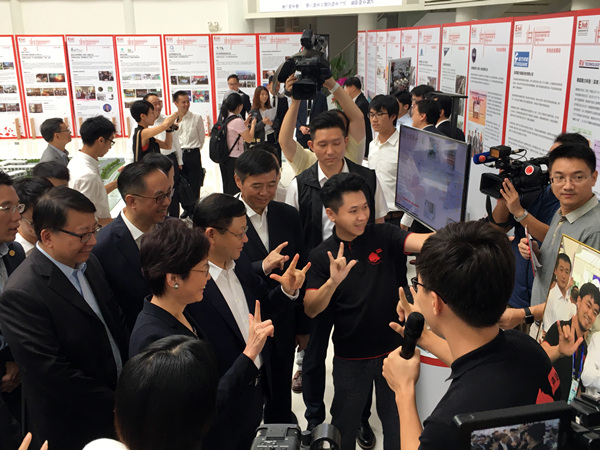 香港特首林正月娥与深圳市委书记王伟忠，为声活比“爱”点赞.jpg